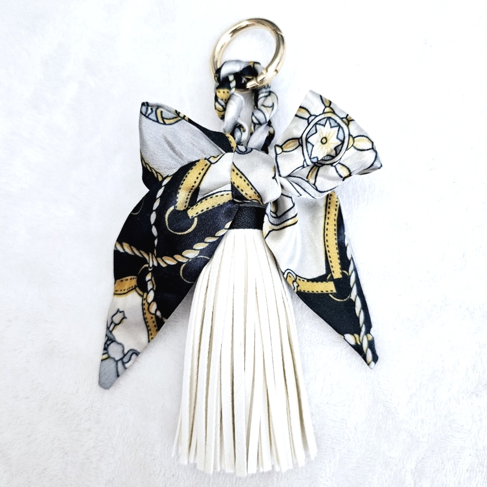 Elegant Black and Gold Keychain Accessory